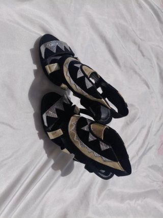 Sandalias de tacón negras y doradas