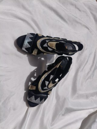 Sandalias de tacón negras y doradas