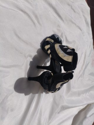 Sandalias de tacón negras y doradas