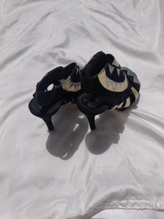 Sandalias de tacón negras y doradas