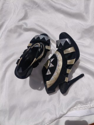 Sandalias de tacón negras y doradas