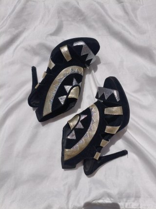 Sandalias de tacón negras y doradas