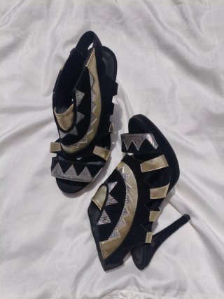 Sandalias de tacón negras y doradas