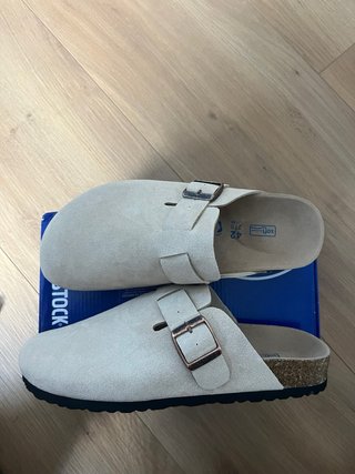 Zuecos Birkenstock color caqui