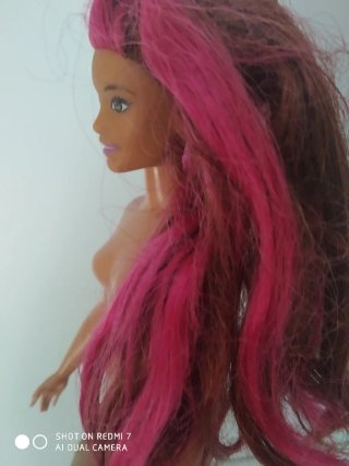 Muñeca Barbie curving