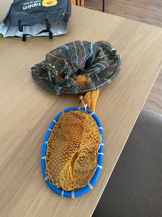 Red de pesca con aro azul