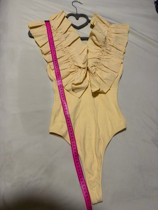 Body Zara volantes amarillo