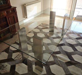 Mesa de comedor de cristal y metal