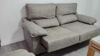 Sofá gris de tela