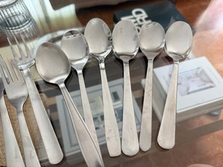 Varios platos de porcelana blancos