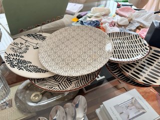 Varios platos de porcelana blancos