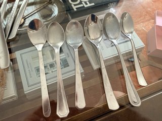 Varios platos de porcelana blancos