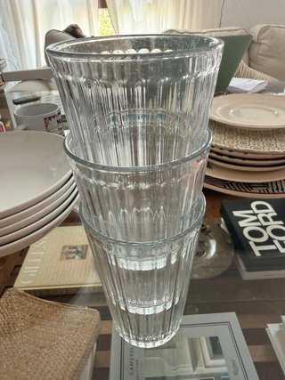 Varios platos de porcelana blancos