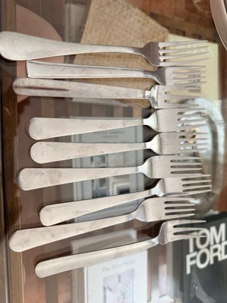 Varios platos de porcelana blancos