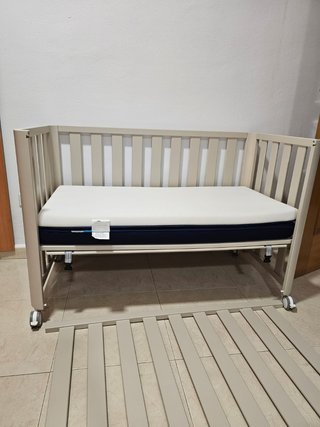 Vendo cuna, cochecito y silla de coche.