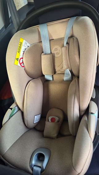 Vendo cuna, cochecito y silla de coche.