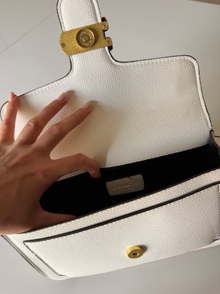 Bolso blanco con detalle dorado