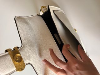 Bolso blanco con detalle dorado