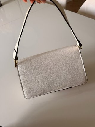 Bolso blanco con detalle dorado