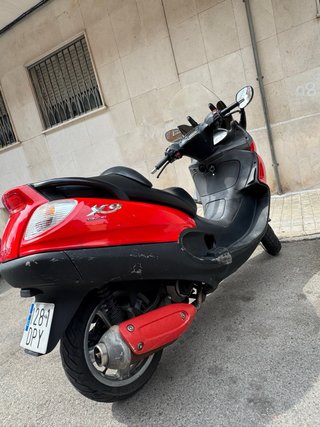 Piaggio 125 Roja Scooter
