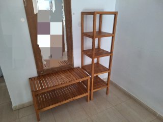 Estantería de madera y zapatero