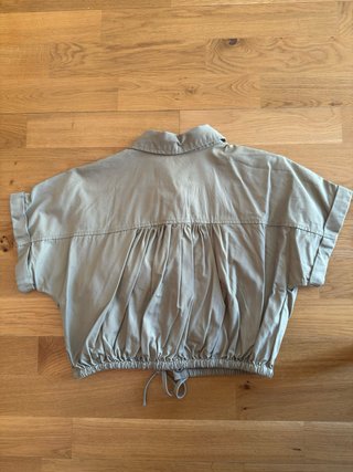 Camisa verde militar de manga corta con botones