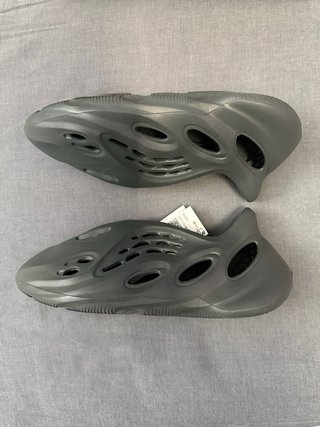 Yeezy Foam RNR Carbon SIZE 6 (TALLA 39)