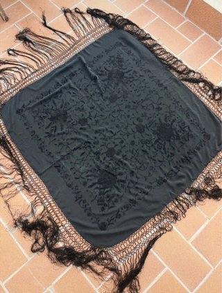 Mantón de Manila bordado negro