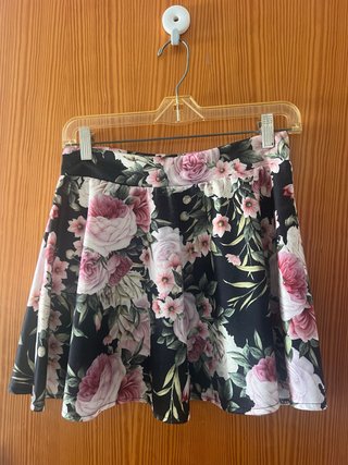 Falda mini floral negra y rosa