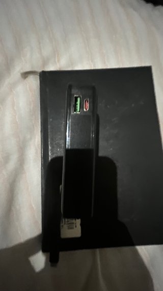 Cargador portátil negro .Tengo varios cargadores