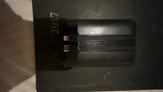 Cargador portátil negro .Tengo varios cargadores