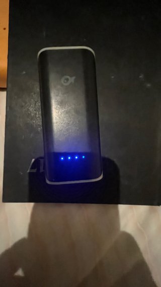 Cargador portátil negro .Tengo varios cargadores