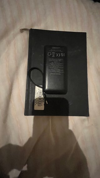 Cargador portátil negro .Tengo varios cargadores