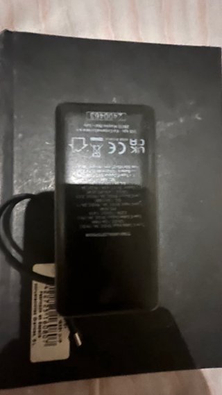 Cargador portátil negro .Tengo varios cargadores