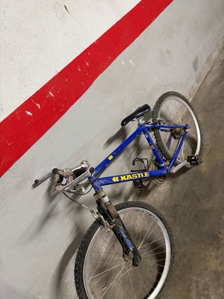 Bicicleta Kastle Montaña Azul en buen estado