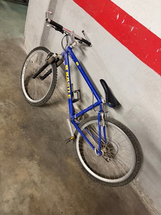 Bicicleta Kastle Montaña Azul en buen estado