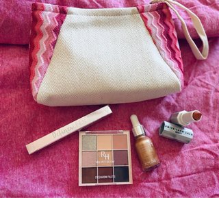 Neceser con maquillaje y accesorios