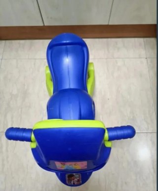 Moto correpasillos azul y verde