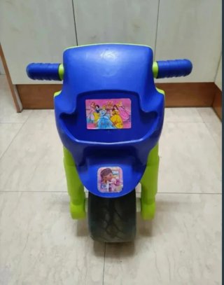 Moto correpasillos azul y verde