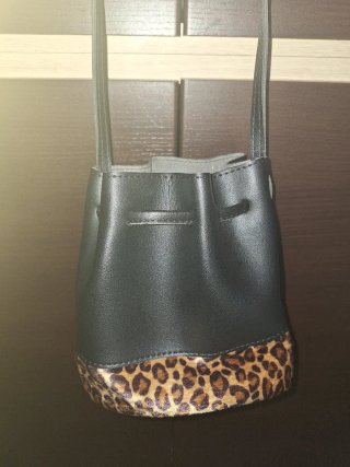 Borsa secchiello similpelle nera leopardata nuova