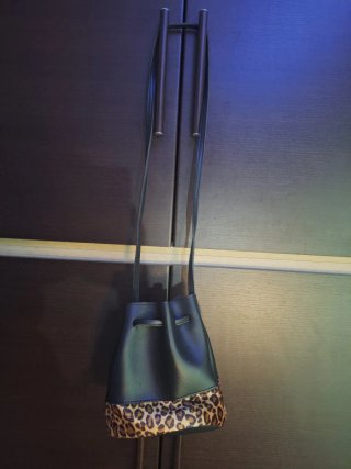 Borsa secchiello similpelle nera leopardata nuova