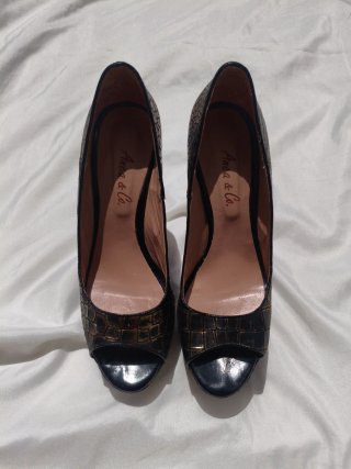 Tacones Anna & Co. Negro y Dorado