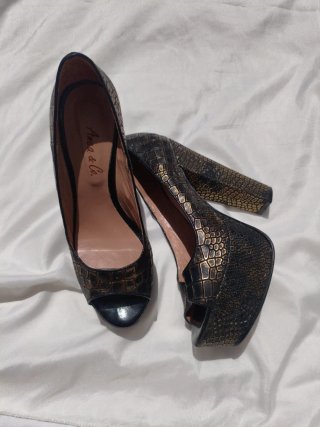 Tacones Anna & Co. Negro y Dorado