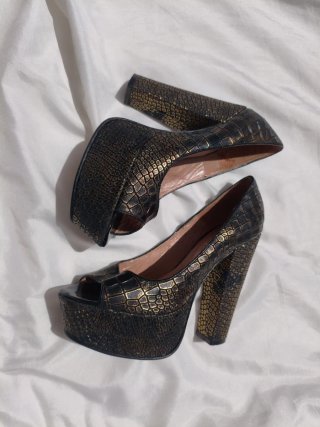 Tacones Anna & Co. Negro y Dorado