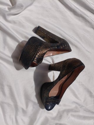 Tacones Anna & Co. Negro y Dorado