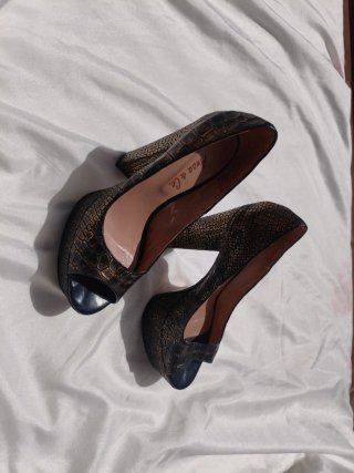 Tacones Anna & Co. Negro y Dorado