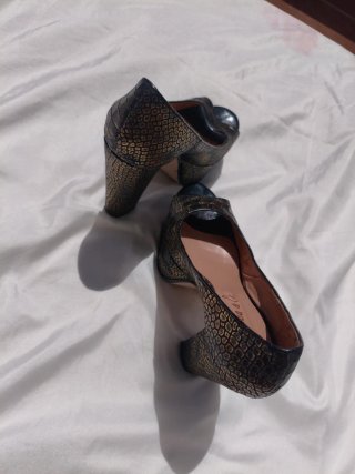 Tacones Anna & Co. Negro y Dorado