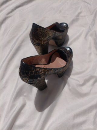 Tacones Anna & Co. Negro y Dorado