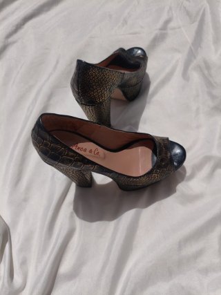 Tacones Anna & Co. Negro y Dorado