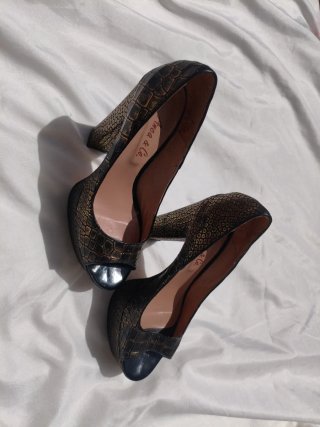 Tacones Anna & Co. Negro y Dorado
